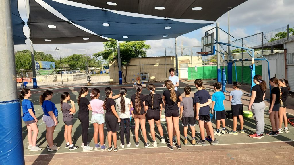 כלים לשמירה על סבלנות ואווירה חיובית עם ילדים בפעילות בבית הספר